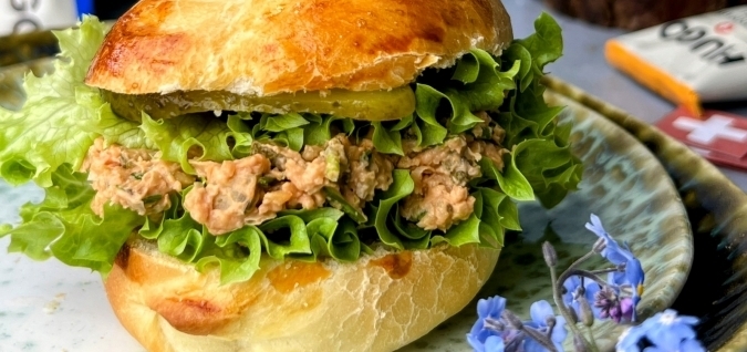 Hausgemachtes HUGO-Sandwich mit vegetarischem Thunfisch